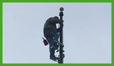 Speeplejack climbing flagpole